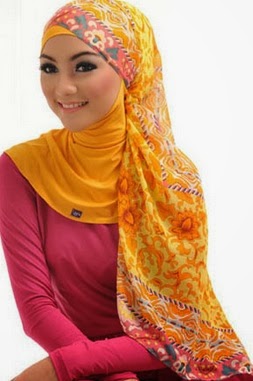 mencocokkan warna  jilbab  dengan baju  AlmaPradifta